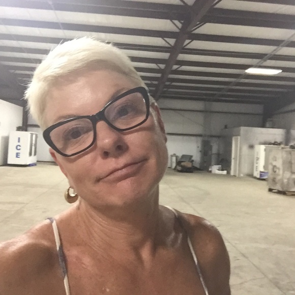 Meet your Posher, Tiffany - Picture 4 of 4